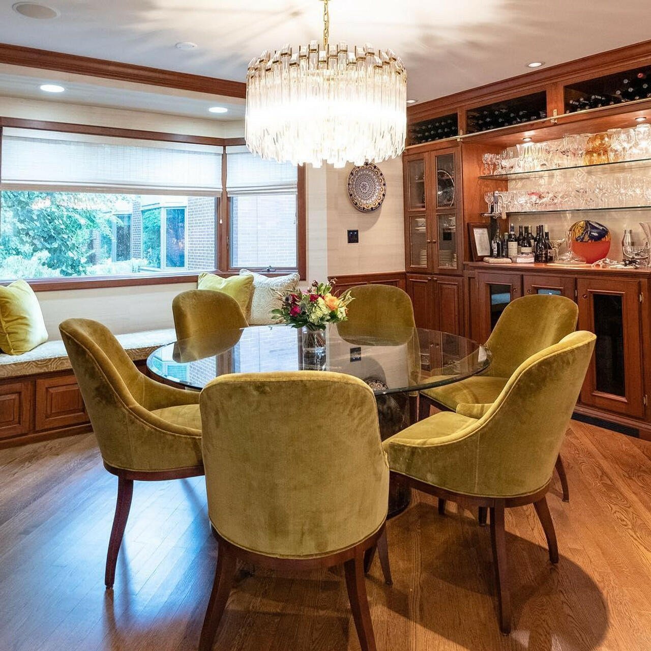Dining room with Adele Chandelier – golden glamour meets mirrored elegance in a cinematic interior