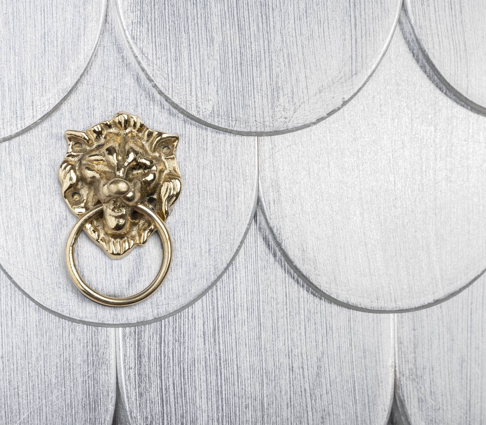 Detail – Boca do Lobo Coleccionista Bookcase Finishes, silber and gold